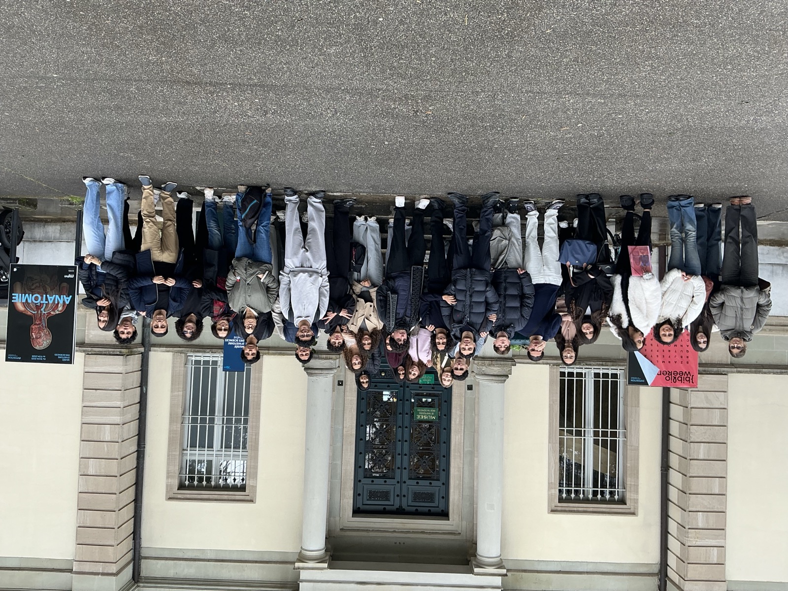 Photo du groupe face au musée